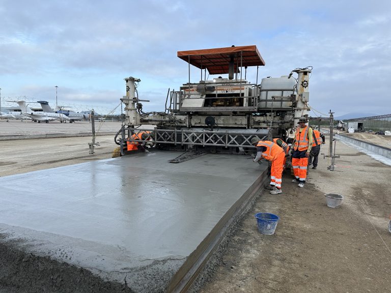 Slipform in azione su pavimentazione aeroportuale