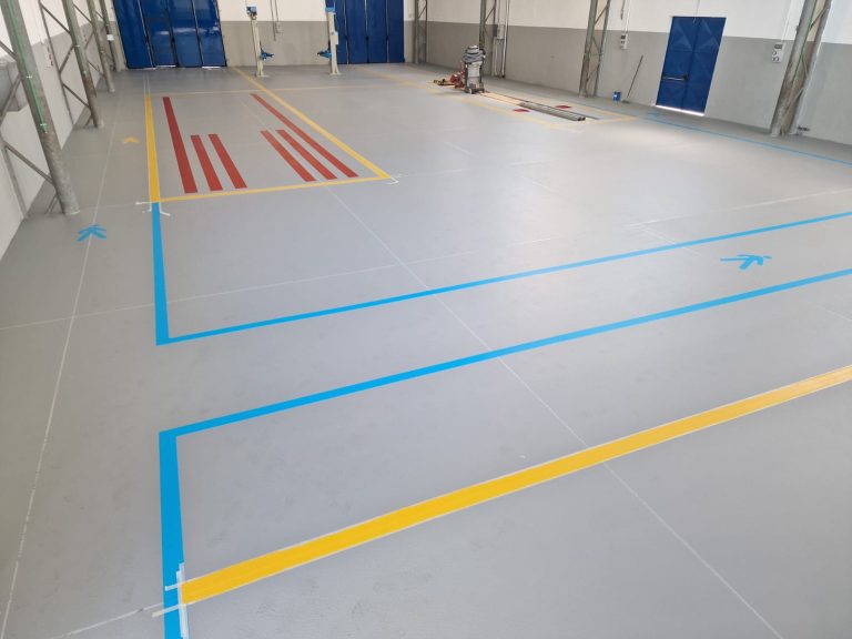Rivestimento in resina epossidica e segnaletica per nuova officina meccanica