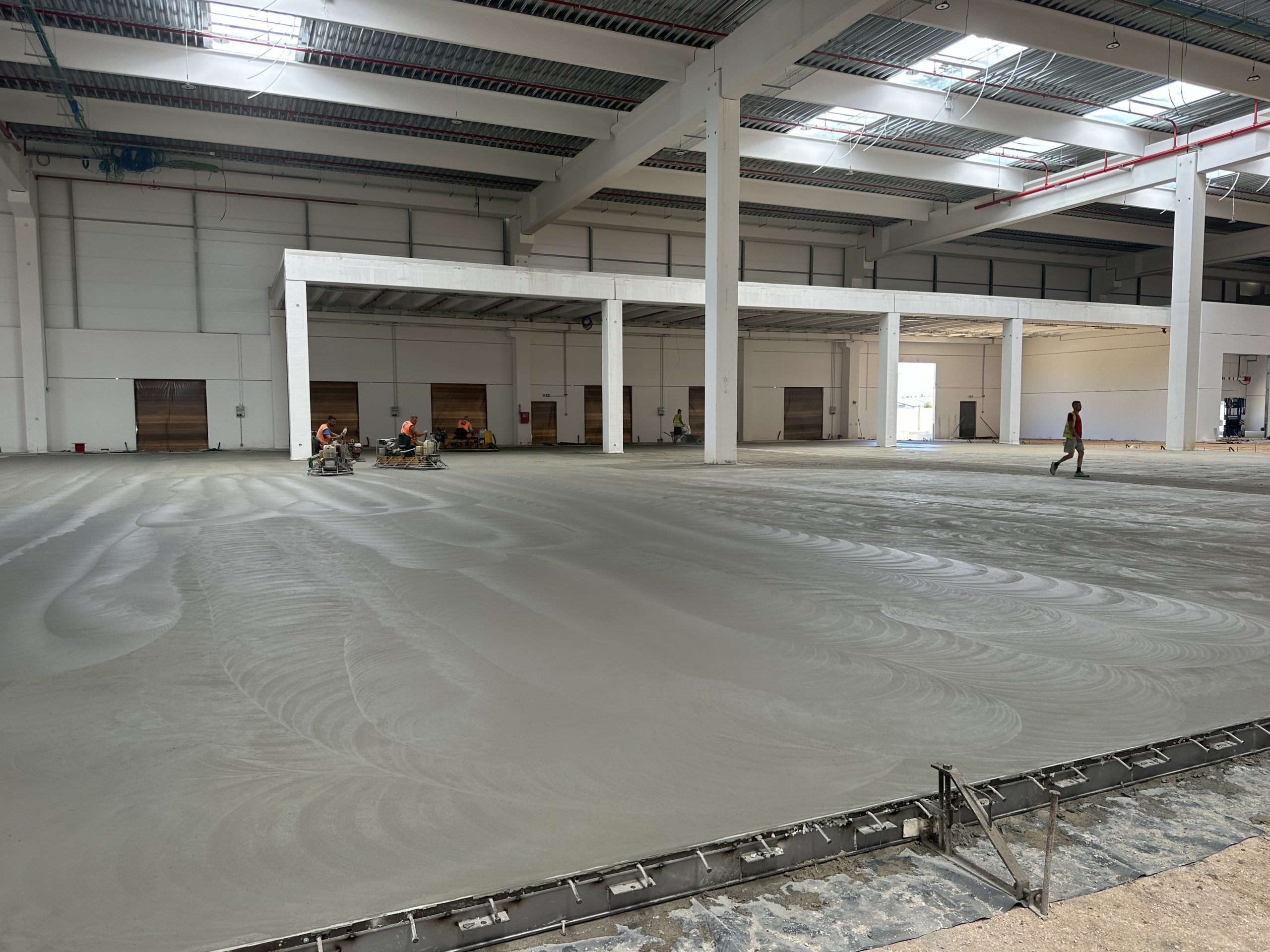 La pavimentazione industriale che sostiene il futuro della logistica a Modugno