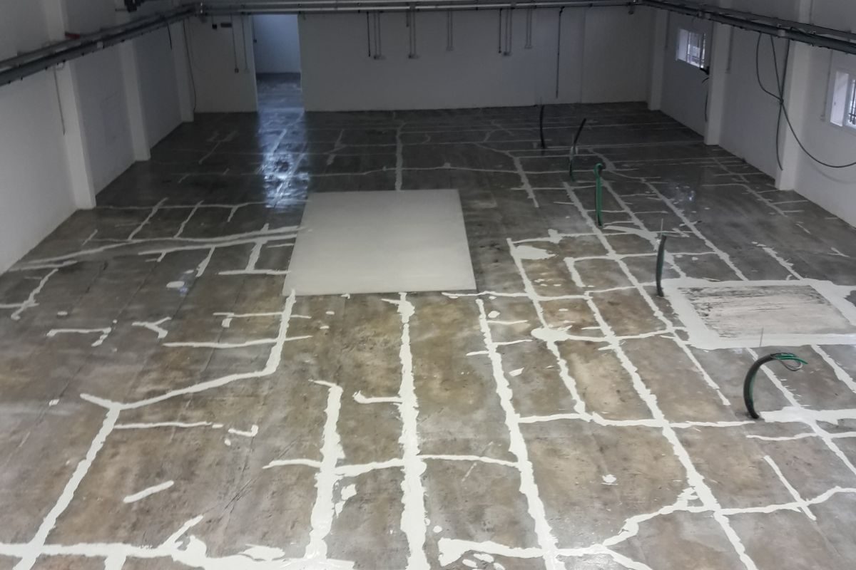 ripristino lesioni superficiali con resina epossidica su pavimento in calcestruzzo